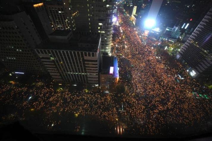 Las multitudinarias protestas contra la presidenta de Corea del Sur Park Geun-hye