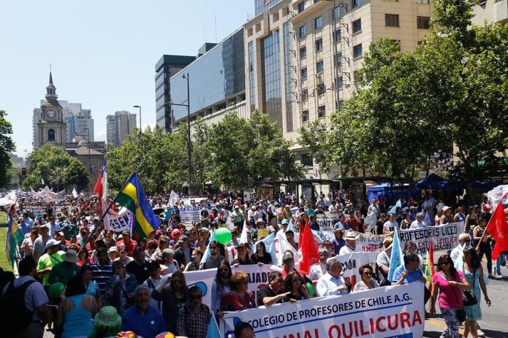 Reajuste salarial: funcionarios públicos marchan ante insistencia del Gobierno por tope del 3,2%