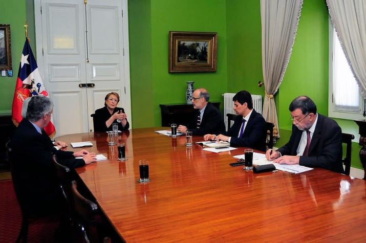 Reajuste de sector público: Bachelet dio "instrucciones" y ministros buscarán acuerdo en el Congreso