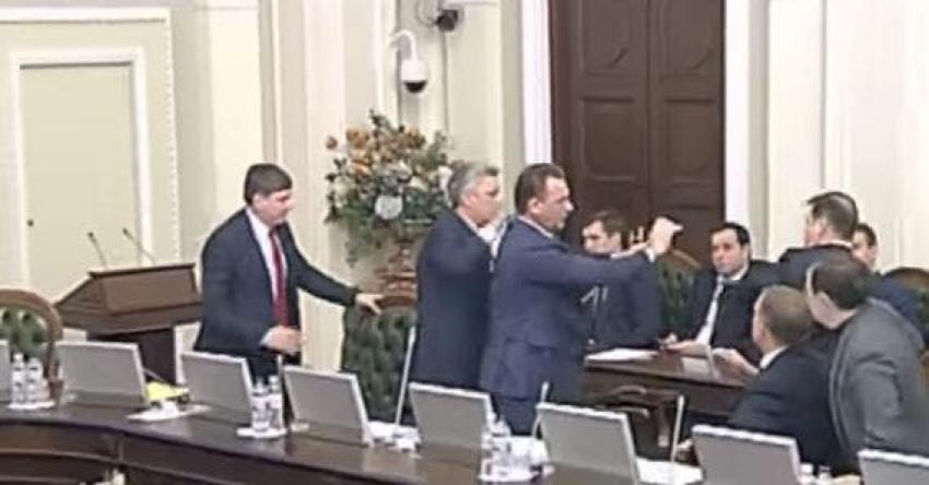 [VIDEO] Dos diputados intercambiaron puñetazos en el parlamento ucraniano