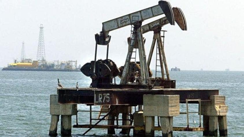 ¿Alza de precios? Los efectos en Chile del acuerdo para limitar producción de petróleo
