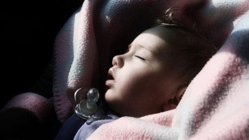 ¿Es recomendable entrenar a los bebés para que duerman toda la noche?