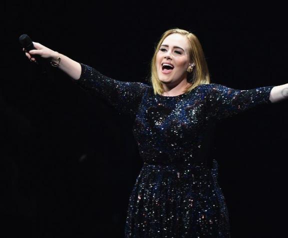 Así fue la divertida reacción de Adele cuando un murciélago apareció en medio de su concierto