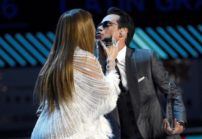 JLo y Marc Anthony cantan a Pimpinela y se dan un beso en los Latin Grammy