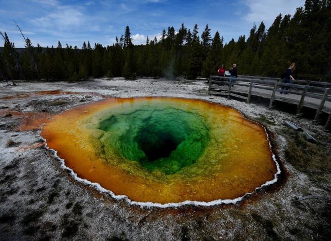 Aguas termales de Yellowstone disuelven cuerpo de joven después de caer a un pozo