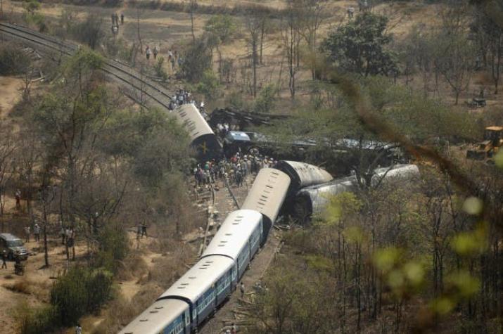 Más de 100 muertos y 150 heridos deja el descarrilamiento de un tren en India