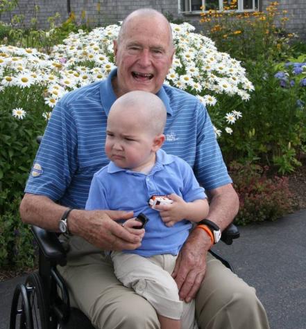 George Bush padre se reúne con niño con cáncer por el cual se rapó la cabeza hace tres años