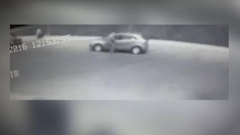 [VIDEO] Mujer fue golpeada a plena luz del día en robo de automóvil