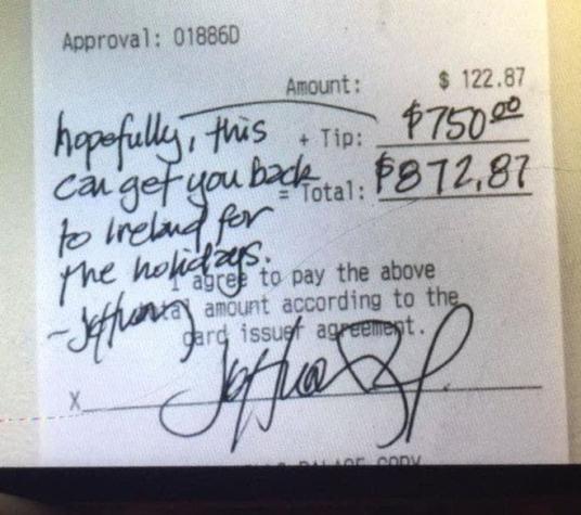 El cliente que le dejó US$750 de propina a un mozo para que pueda viajar a visitar a su familia