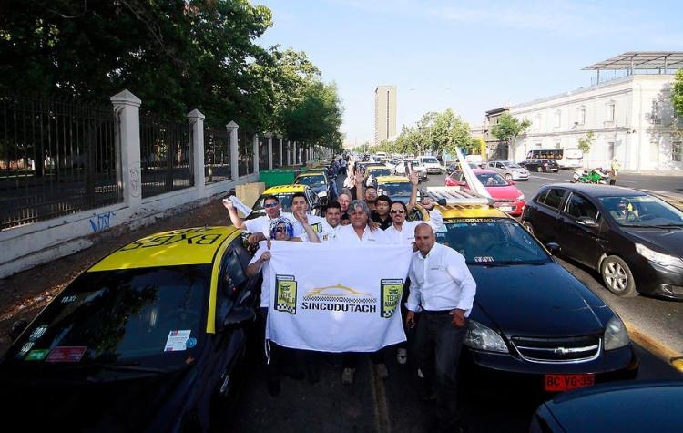 Taxistas se movilizan este viernes contra Uber y Cabify