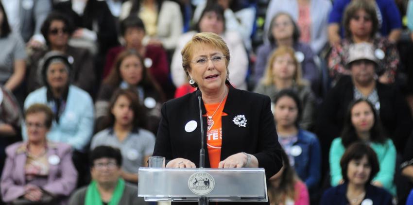 Bachelet firma proyecto que amplía el concepto de femicidio a pololeos y convivencia civil