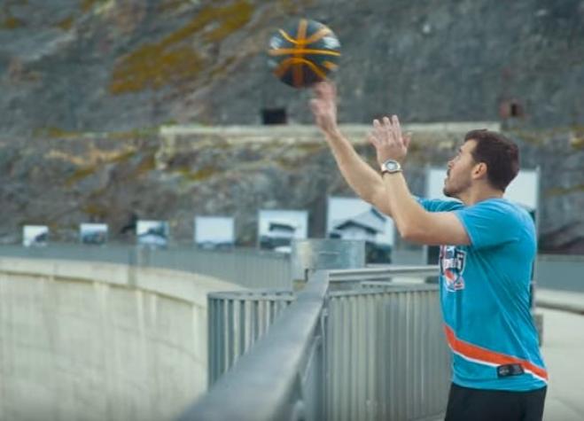 [VIDEO] Hombre supera el record mundial luego de encestar un balón a 180 metros de distancia