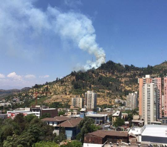 Incendio al interior del Cerro San Cristóbal es contenido por bomberos