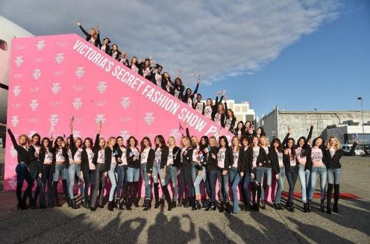 Los ángeles de Victoria’s Secret viajan rumbo a París para un nuevo desfile