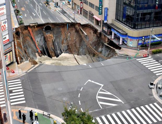 Gigantesco agujero reparado en solo una semana en Japón reaparece