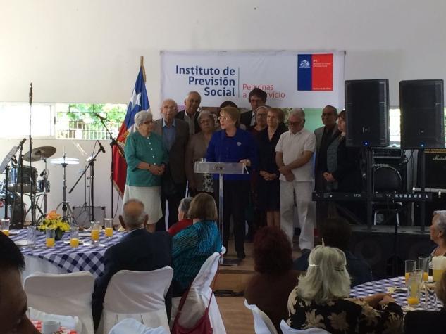 Bachelet promulga ley que aumenta pensiones básicas: a partir de 2017 se pagarán $102.897