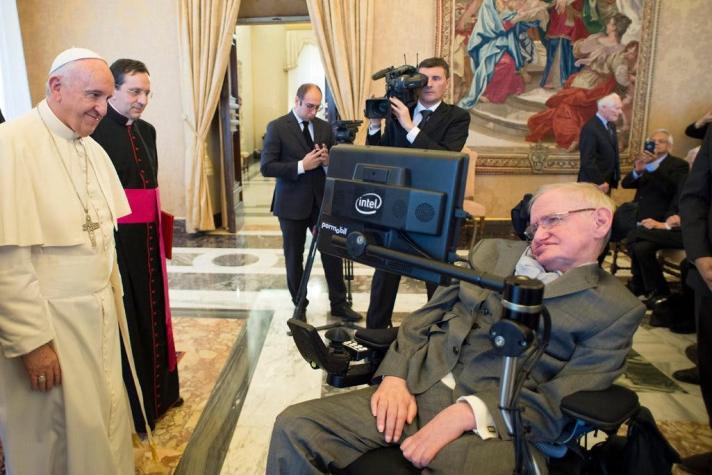Stephen Hawking conoce al Papa Francisco en el Vaticano