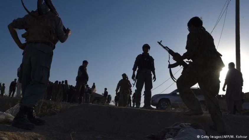 Talibanes ahorcan a un estudiante afgano en público