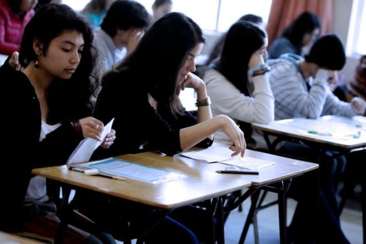 Puntajes nacionales PSU: Experto UC atribuye baja en los municipales a "fuga" de alumnos