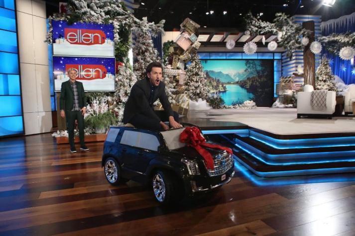 Ellen DeGeneres le regala un carrito eléctrico de cumpleaños a Diego Luna
