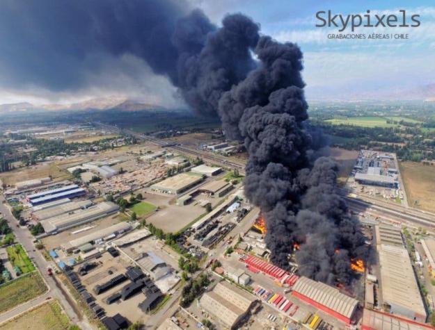 [VIDEO] Incendio afecta una fábrica de remolques en Lampa