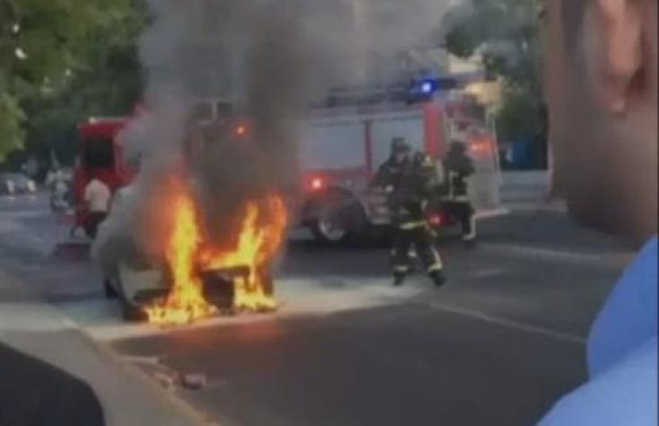 [VIDEO] Vehículo se incendia en Providencia
