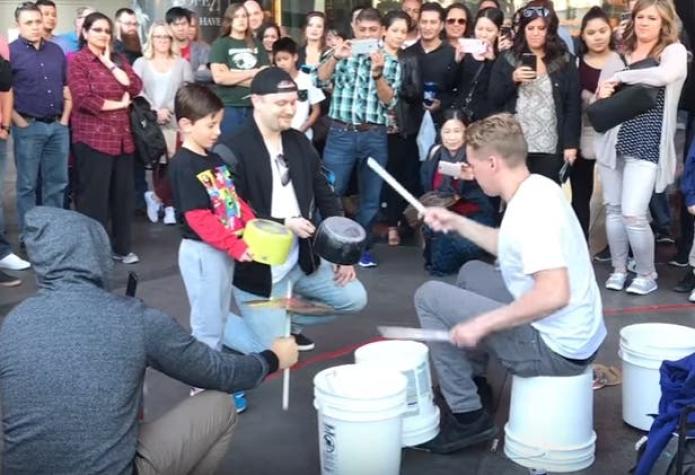 [VIDEO] El "muchacho del cubo" que sorprende en las calles de Londres tocando batería