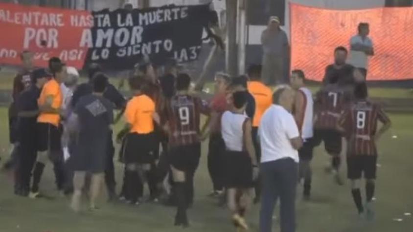 [VIDEO] La salvaje agresión de los hinchas contra un árbitro de fútbol en Argentina