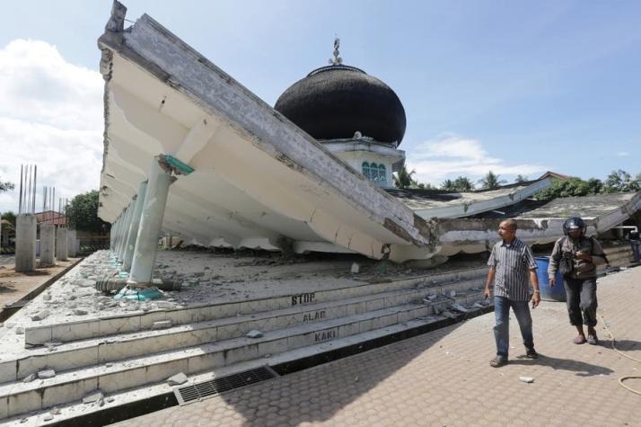 Al menos 52 muertos por terremoto en Indonesia