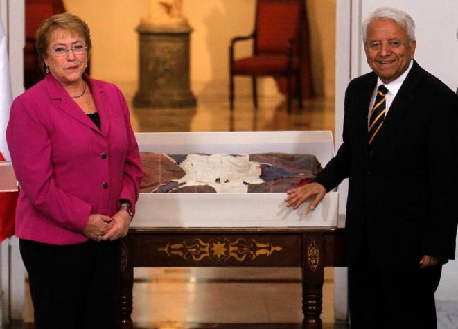 Bachelet recuerda a víctimas del régimen militar tras recibir bandera rescatada del Golpe de Estado