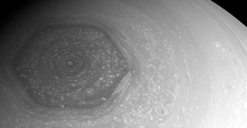 La NASA fotografía la extraña tormenta hexagonal del polo de Saturno