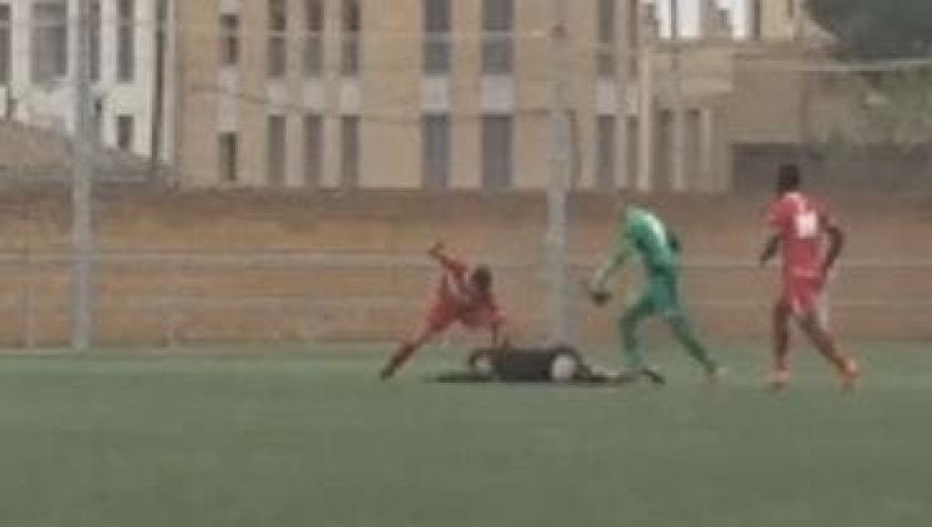 [VIDEO] Jugador agrede cruelmente a joven árbitro en fútbol regional de España