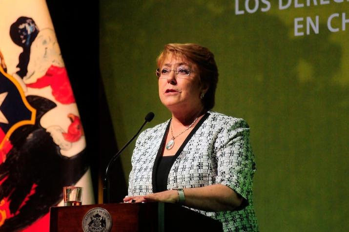 Bachelet confirma envío de ley de migraciones y critica "el resurgimiento de discursos xenófobos"