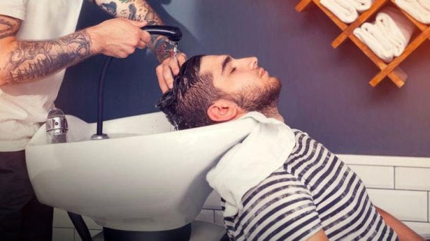 El caso de un hombre que sufrió un derrame después de que le lavaran el pelo en la peluquería