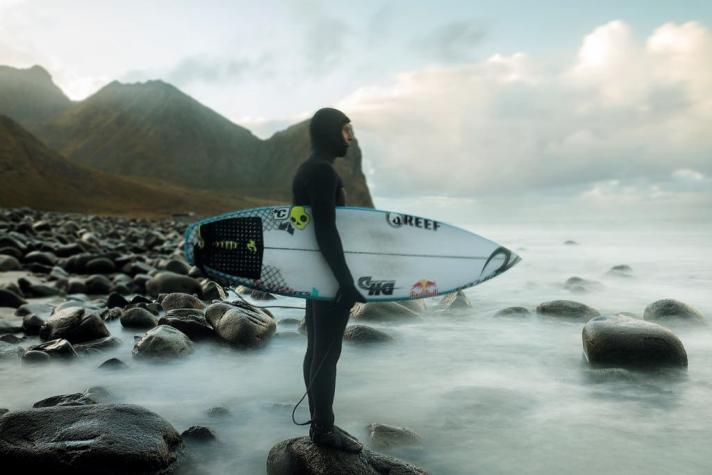 Tricampeón mundial surfea bajo las luces de las auroras boreales en Noruega