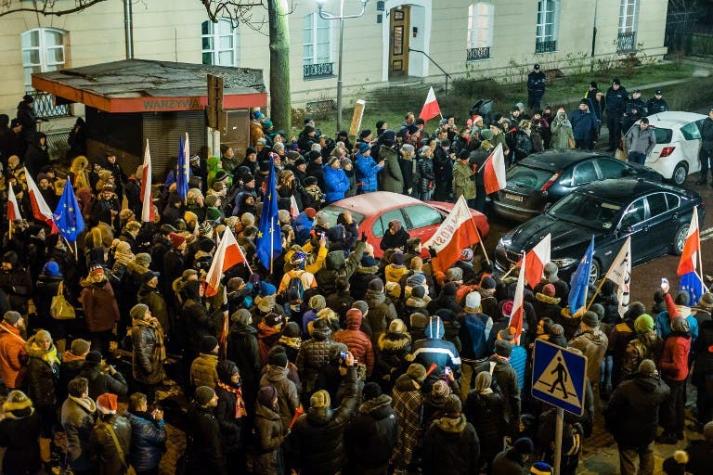 Una manifestación bloquea parlamento en Polonia y deja encerrados a los políticos