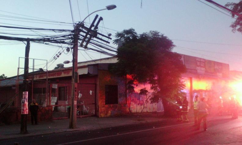 Choque de camión con poste de luz provoca incendio en pleno centro de Santiago