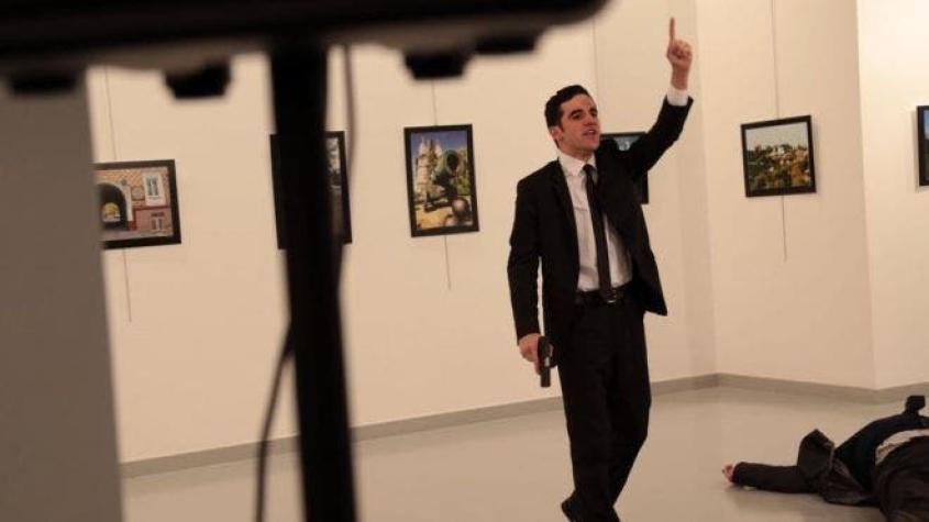 El dramático relato del fotógrafo que retrató la muerte del embajador ruso en Turquía