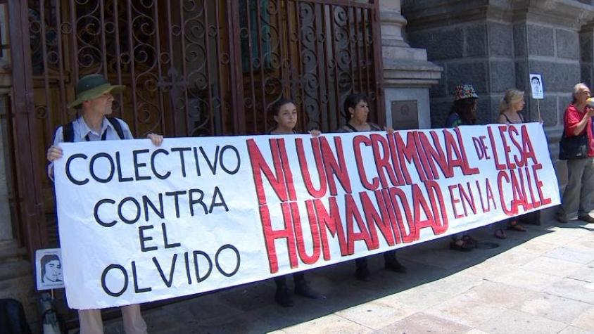 Familiares de DD.DD se encadenan en la Catedral Metropolitana en rechazo a acto ecuménico