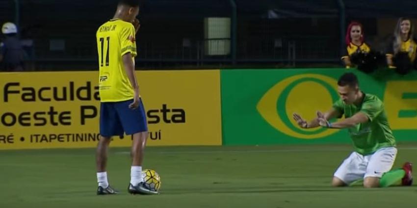 [VIDEO] Defensa le pide de rodillas a Neymar no ser "humillado"