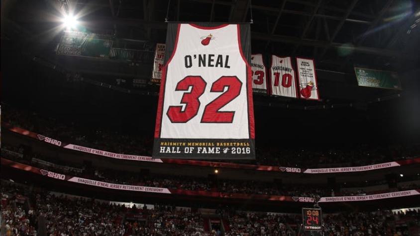 [VIDEO] El "baño" a Shaquille O'Neal en ceremonia donde Miami Heat retiró su camiseta "32"