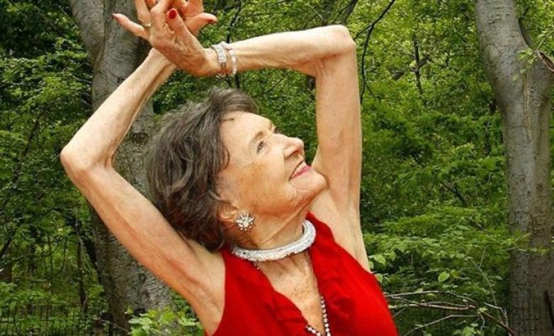 Los secretos de Täo Porchon-Lynch, la profesora de yoga de 98 años