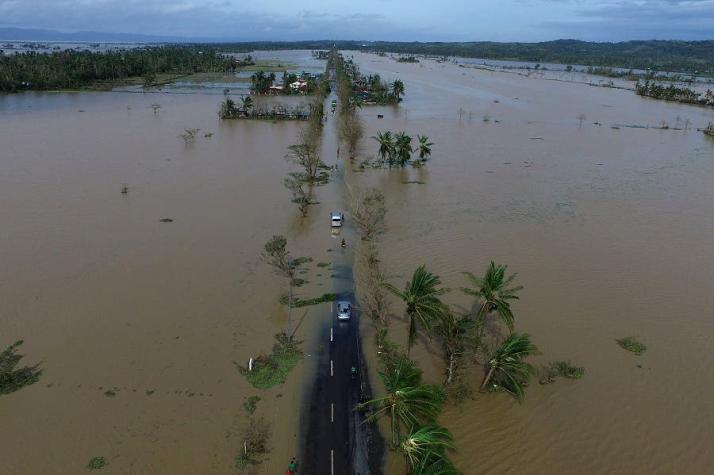 El tifón Nock-Ten en Filipinas dejó tres muertos y amenaza Manila