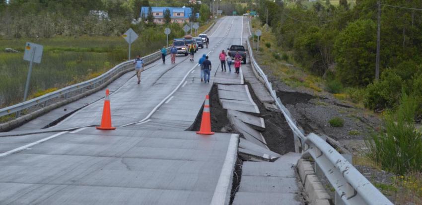Ruta dañada por terremoto fue construida por Azvi, la misma del fallido puente Cau Cau