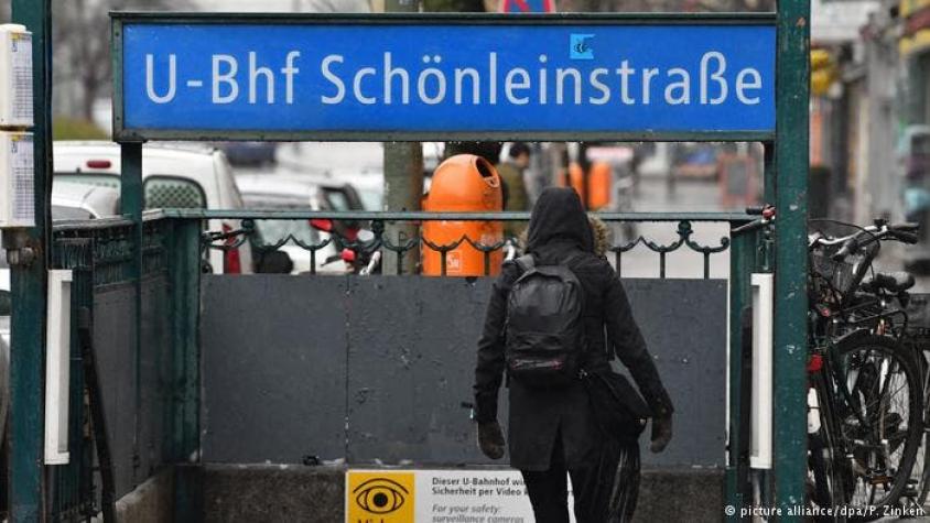 Se entregan siete jóvenes por intento de quemar a indigente en Berlín