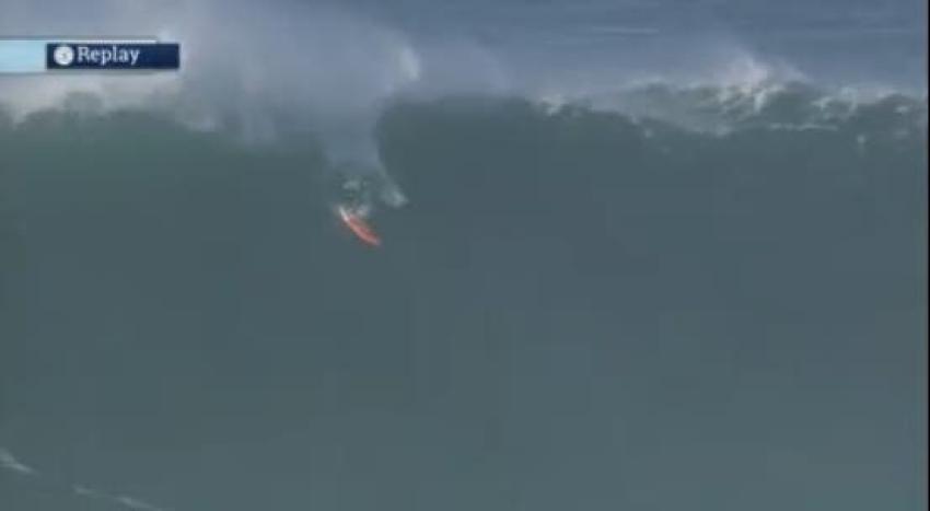 [VIDEO] Surfista fue brutalmente aplastado por una ola de 14 metros