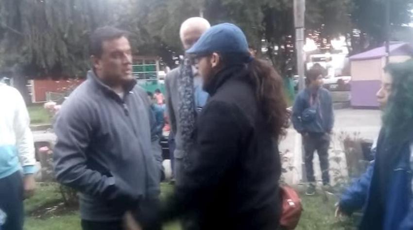 La discusión entre Ramón Ulloa y los manifestantes que interrumpieron su despacho en Chiloé