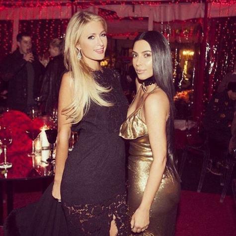 Paris Hilton y Kim Kardashian se reencuentran en fiesta navideña después de seis años