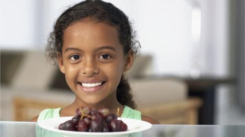 Por qué los niños menores de 5 años no deben comer uvas enteras
