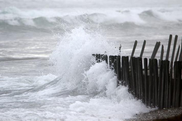 Marejadas: Grandes olas en Viña del Mar provocan cierre de la Avenida Perú.